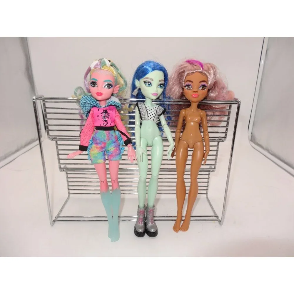 Monster High Clawdeen Wolf 2022 Ghoulia Yelp 2022 and‎ Lagoona Blue 2021